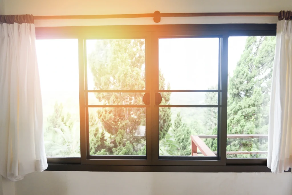 cómo ahorrar en la factura de la luz: casa con las ventanas abiertas para que entre más luz