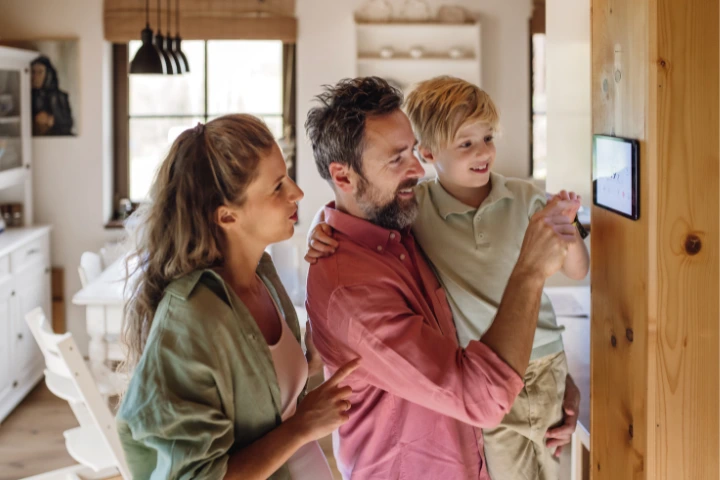 temperatura ideal casa invierno: familia unida con su niño en brazos