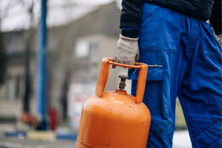 plazos lectura gas: persona sujetando una bombona de butano