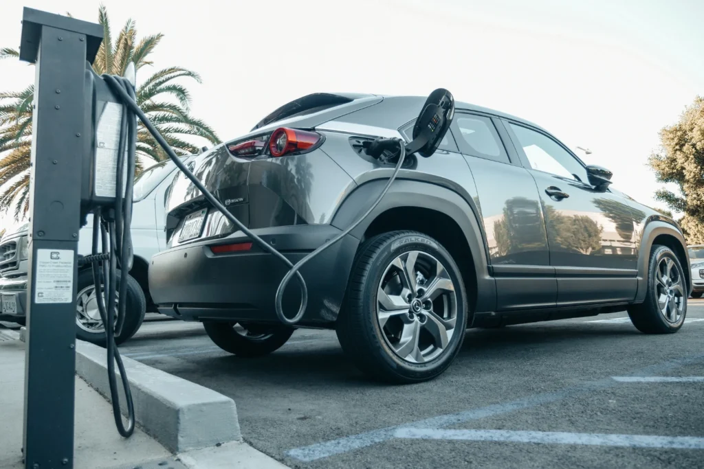 cuanto cuesta cargar un coche electrico en una gasolinera: coche cargando en una gasolinera