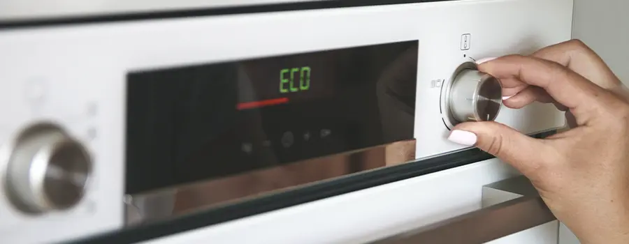 mujer poniendo el programa eco en su horno
